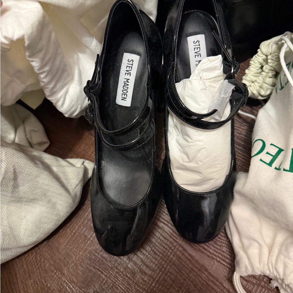 Steve Madden Black Heels with Strap and Rounded Toe NEVER WORN